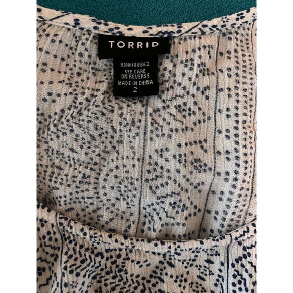Torrid Blouse 2X White Blue Print Cold Shoulder Boho Chic Cottagecore Top - Picture 2 of 6